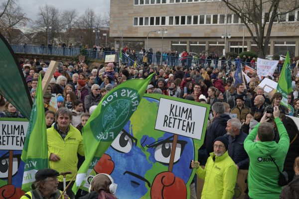 In Saarbrücken nahmen am gestrigen Freitag (29.11.2019) rund 3.500 Personen an einer Klimaschutz-Demo teil. Foto: BeckerBredel