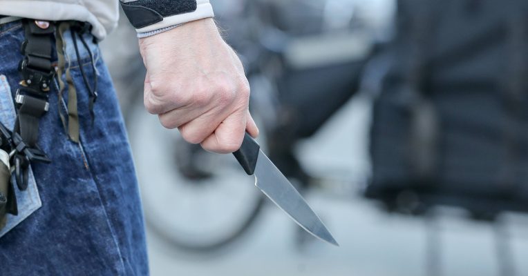 Mit einem Messer bedrohte in Unbekannter eine junge Frau in Mettlach. Symbolfoto: Jan Woitas/dpa-Bildfunk
