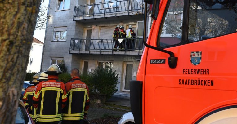 Die Feuerwehr führte Messungen durch und lüftete die Wohnung. Foto: BeckerBredel