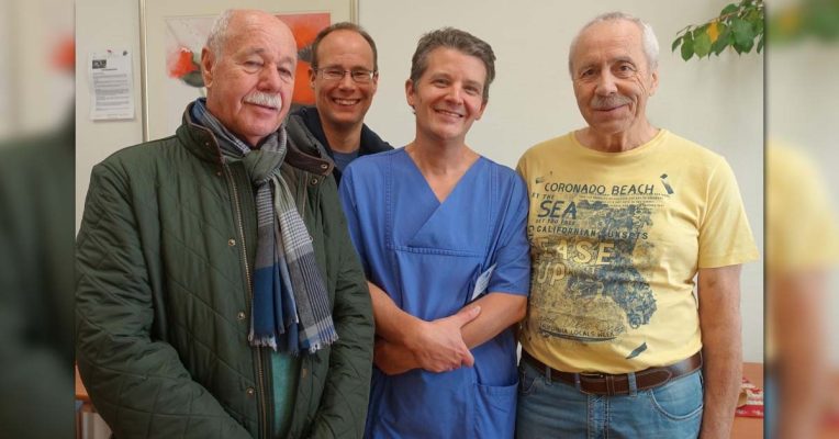 Willy Meiser (rechts im Bild) zwei Wochen nach seinem Zusammenbruch mit drei seiner Lebensretter: Lothar Simon, Carsten Simon und dem Oberarzt Kristian Hartleb (von links nach rechts). Foto: Klinikum Saarbrücken