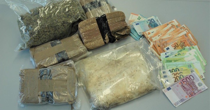 Die Polizei fand unter anderem mehrere Kilogramm Drogen und Bargeld in Höhe von über 20.000 Euro. Foto: Polizei