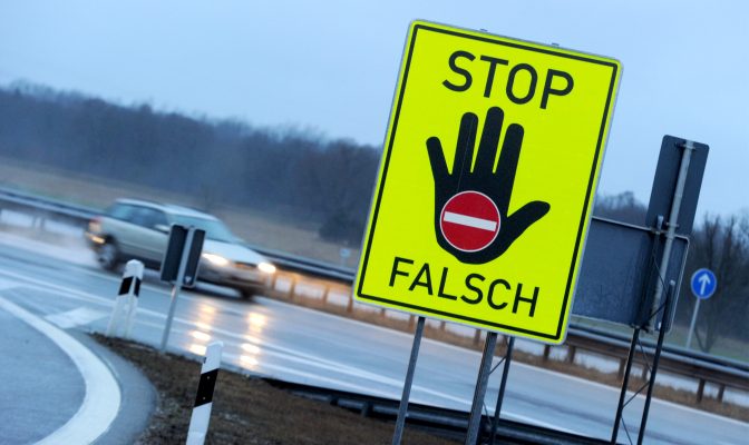 In der vergangenen Nacht (14.12.2019) war auf der A620 bei Saarlouis ein Falschfahrer unterwegs. Symbolfoto: Tobias Hase/dpa-Bildfunk