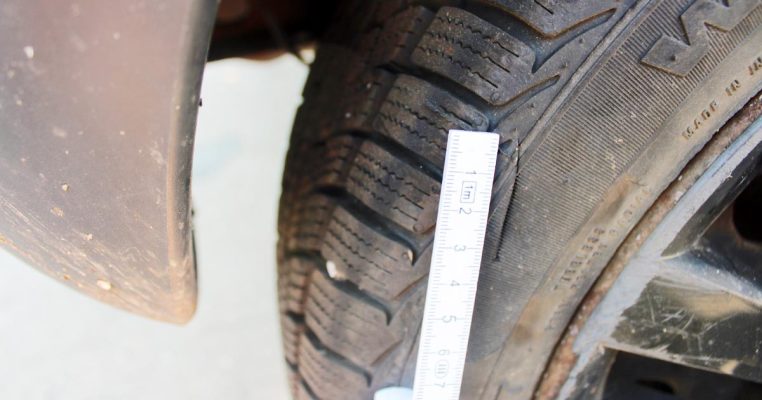 An mehreren Autos wurden Reifen durch einen Stich mit einem spitzen Gegenstand beschädigt. Symbolfoto: Polizei Wolfstein