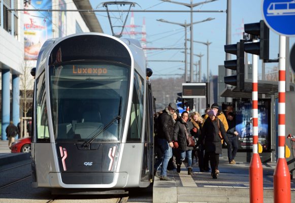 Trams sollen ab März 2020 in Luxemburg kostenlos genutzt werden können. Foto: Harald Tittel/dpa-Bildfunk.