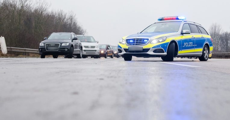 Auf der A1 bei Tholey kam es am gestrigen Samstag (04.01.2020) zu zwei Unfällen infolge von Blitzeis. Symbolfoto:  Daniel Bockwoldt/dpa-Bildfunk