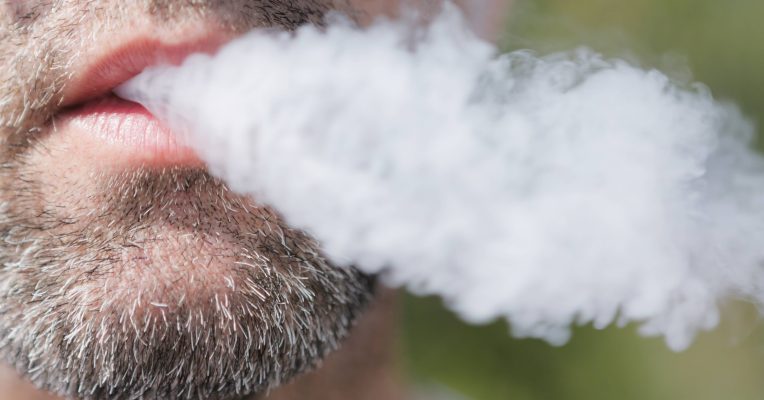 In Nordrhein-Westfalen ist es zu einigen medizinischen Notfällen nach dem Konsum von E-Zigaretten gekommen. Sie sind laut Polizei auf illegale Liquids zurückzuführen. Symbolfoto: dpa-Bildfunk