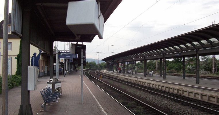Der Raub ereignete sich am Bahnsteig 1 am Saarlouiser Bahnhof. Symbolfoto: Walter Becker/WikiCommons