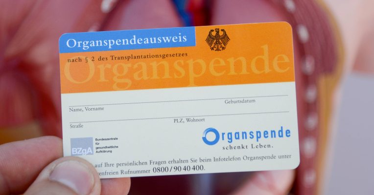 Bisher können Bürger nur zum Organspender werden, wenn sie dies ausdrücklich wünschen. Am Donnerstag wird im Bundestag über neue Regeln entschieden. Foto: Daniel Maurer/dpa-Bildfunk