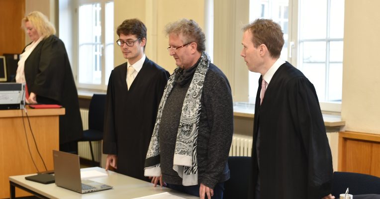 Im Bild: Medard Fuchsgruber (Mitte) mit seinen Verteidigern Rechtsanwalt Christian Schmitt (links) und Dr. Jens Schmidt. Foto: BeckerBredel
