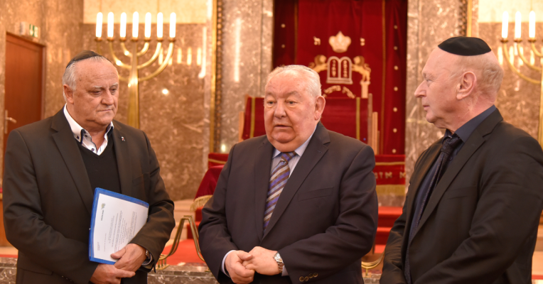 Innenminister Klaus Bouillon (links) überreichte den Förderbescheid am Donnerstag. Foto: Ministerium für Inneres, Bauen und Sport/K. Thomas