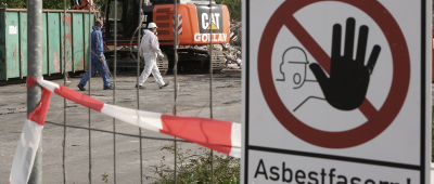 Asbest ist eines der großen Themen im Bereich Arbeitsschutz. Symbolfoto: dpa-Bildfunk/Bernd Wüstneck