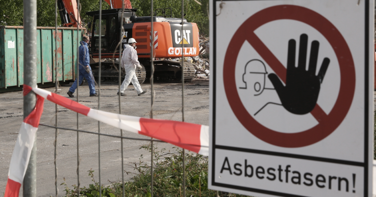 Asbest ist eines der großen Themen im Bereich Arbeitsschutz. Symbolfoto: dpa-Bildfunk/Bernd Wüstneck