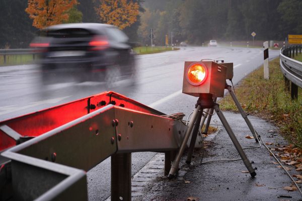 In Saarlouis wird es vorerst keine stationären Blitzer geben. Symbolfoto: David-Wolfgang Ebener/dpa-Bildfunk