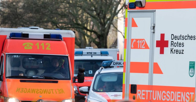 Das Unfallopfer wurde mit Verletzungen ins Krankenhaus gebracht. Symbolfoto: Bernd Thissen/dpa-Bildfunk