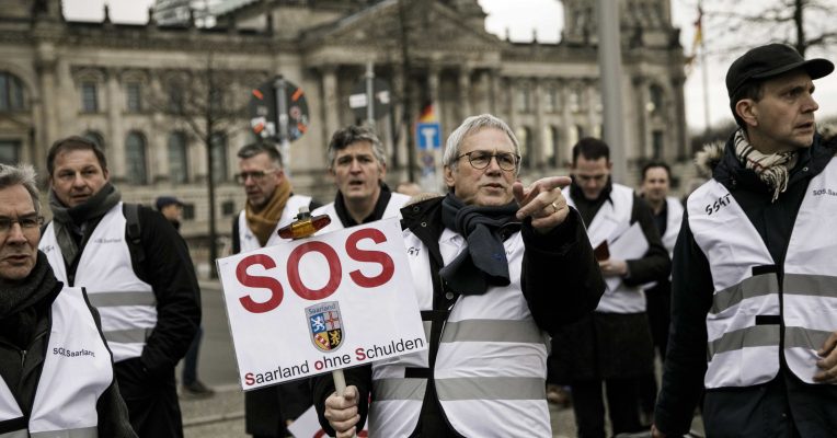 Bürgermeisterinnen und Bürgermeister aus dem Saarland haben vor dem Berliner Reichstag für eine bessere Zukunft der saarländischen Kommunen demonstriert. Foto: Carsten Koall/dpa-Bildfunk