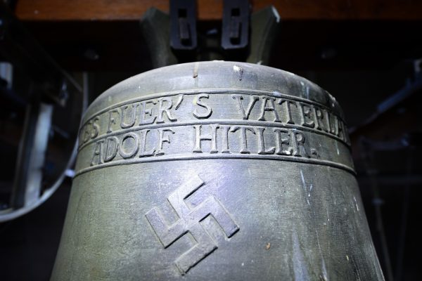 Wie auch auf der "Hitler-Glocke" von Herxheim (hier im Bild), sind auf der Glocke aus Hanweiler Hakenkreuze abgebildet. Foto: Uwe Anspach/dpa-Bildfunk.
