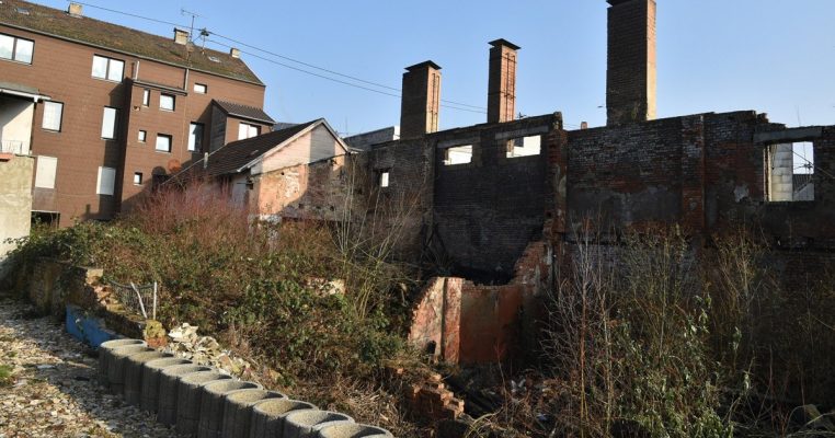 Auch die seit Jahren leerstehende Ruine einer alten Schreinerei liegt auf dem Gelände, das nun zum "Dudopark" wird. Archivfoto: BeckerBredel