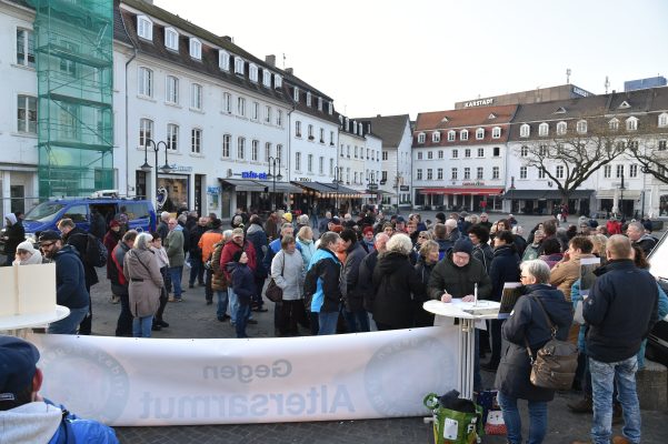 Rund 200 Demonstranten beteiligen sich an der Mahnwache von "Fridays gegen Altersarmut" auf dem St.Johanner Markt in Saarbrücken. Foto: BeckerBredel