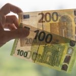 Das Landespolizeipräsidium des Saarlandes warnt aktuell vor Falschgeld, das im Saarland vermehrt in Umlauf gebracht wurde. Symbolfoto:  Boris Roessler/dpa-Bildfunk