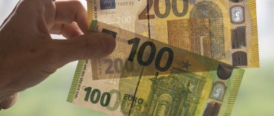 Das Landespolizeipräsidium des Saarlandes warnt aktuell vor Falschgeld, das im Saarland vermehrt in Umlauf gebracht wurde. Symbolfoto:  Boris Roessler/dpa-Bildfunk