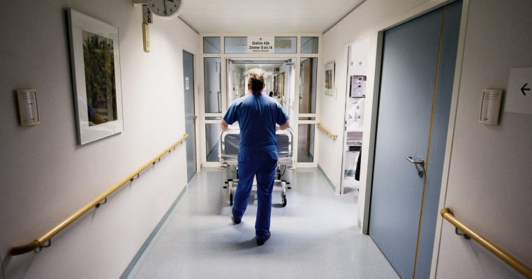 Der Krankenpfleger steht im Verdacht Patienten in einem Krankenhaus im Saarland getötet zu haben. Symbolfoto: Daniel Bockwoldt/dpa-Bildfunk