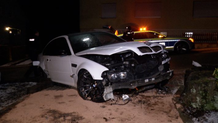 Hier zu sehen: der in Heusweiler verunfallte BMW. Foto: NonStopNews
