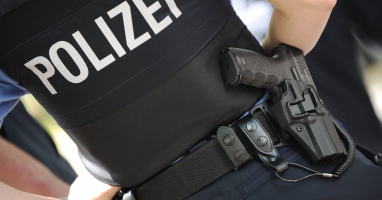 Im Saarland soll es zwischen 2022 und 2025 ein Plus von mehr als 100 Polizeibeamten geben. Symbolfoto: Arne Dedert/dpa-Bildfunk
