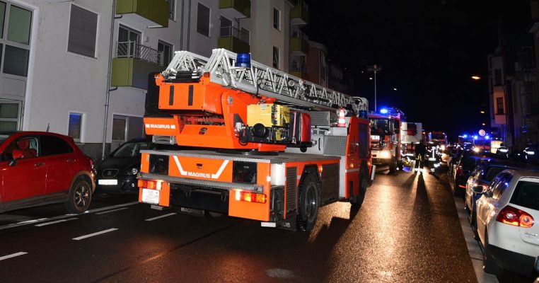 Die Feuerwehr in Saarbrücken rückte am Samstag (1.2.2020) zu einem Großeinsatz in St. Arnual aus. Foto: BeckerBredel