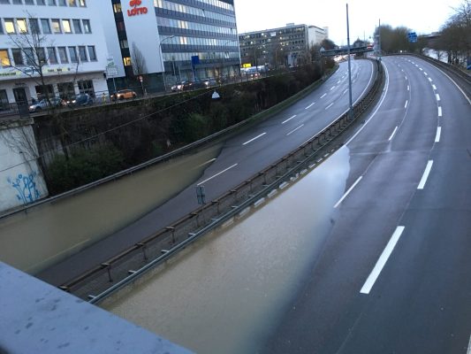 Das Wasser ist deutlich auf die Fahrbahn der Stadtautobahn in Saarbrücken vorgedrungen. Foto: red