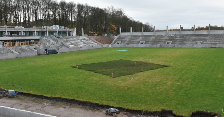 Der Rasen im Ludwigsparkstadion in Saarbrücken wird ausgetauscht. Foto: BeckerBredel