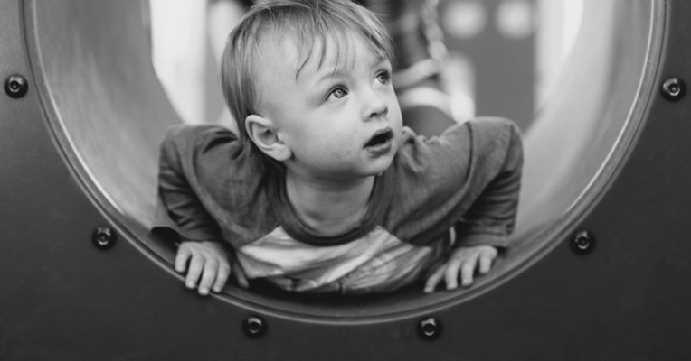 Der kleine Junge steckte mit dem Kopf voran in einer Waschmaschine fest. Symbolfoto: unsplash