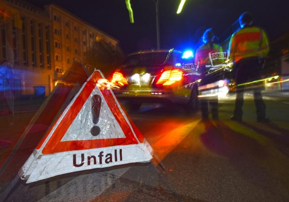 In Völklingen-Lauterbach hat ein stark betrunkener Mann am Samstagabend (08.02.2020) einen Unfall gebaut, während der seine sechsjährige Tochter im Auto hatte. Symbolfoto: Patrick Seeger/dpa