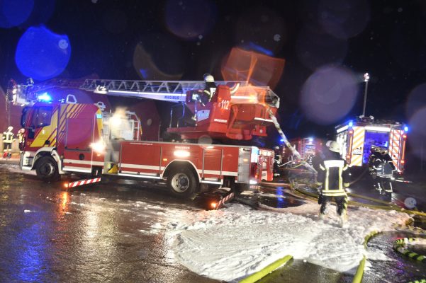 In der Nacht zum heutigen Montag (10. Februar 2020) kam es in Völklingen-Fenne zu einem Großbrand einer Lagerhalle. Foto: BeckerBredel