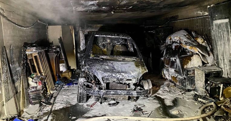 Ein "Mercedes" brannte durch das Feuer vollständig aus. Foto: Kai Hegi/Freiwillige Feuerwehr Neunkirchen-Innenstadt/Facebook