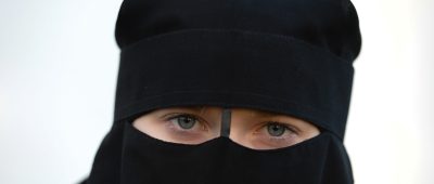 Niqab und Burka verschleiern auch das Gesicht ihrer Trägerinnen und sollen an saarländischen Schulen daher verboten werden. Symbolfoto: Peter Endig/dpa-Bildfunk