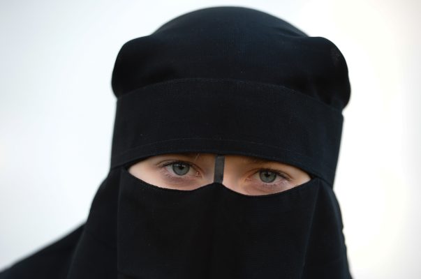 Niqab und Burka verschleiern auch das Gesicht ihrer Trägerinnen und sollen an saarländischen Schulen daher verboten werden. Symbolfoto: Peter Endig/dpa-Bildfunk