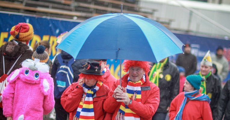 An manchen Tagen sollten saarländische Faasebooze den Regenschirm mitnehmen. Foto: Fredrik von Erichsen/dpa-Bildfunk