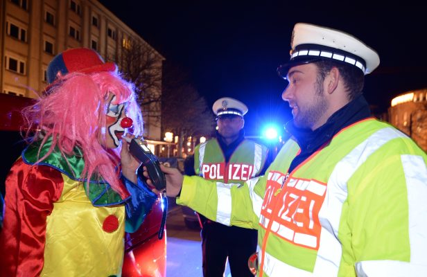 Im Saarland kommt es an Fastnacht zu verstärkten Fahrzeugkontrollen. Foto: Patrick Seeger/dpa