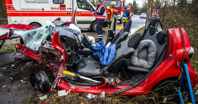 Das 69-jährige Unfallopfer wurde in ihrem Auto eingeklemmt und musste von der Feuerwehr befreit werden. Foto: Rolf Ruppenthal