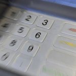 Die Täter spähen die PIN-Nummern der Bankkunden beim Geldabheben aus und stehlen dann die Karte. Symbolfoto: Marius Becker/dpa-News