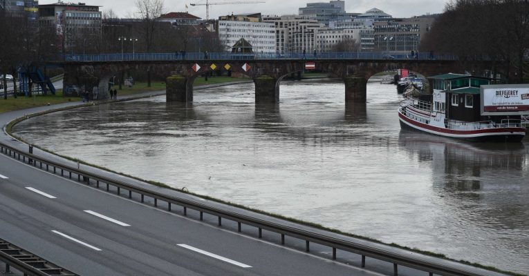 Wegen Hochwassergefahr könnte die Saarbrücker Stadtautobahn in der Nacht zum Samstag gesperrt werden. Archivfoto: BeckerBredel