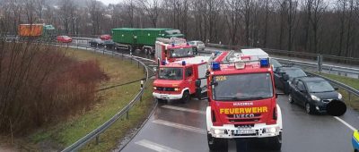 Einsatzkräfte retteten eine 46-Jährige aus dem Unfallfahrzeug. Foto: Feuerwehr Friedrichsthal/Facebook
