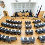 Der saarländische Landtag stellt sich mit überwältigender Mehrheit hinter den öffentlich-rechtlichen Rundfunk. Symbolfoto: Oliver Dietze/dpa