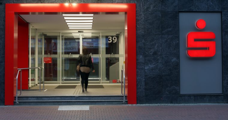 25 der 55 Sparkassen-Filialen in Saarbrücken werden vorübergehend geschlossen. Symbolfoto: Ina Fassbender/dpa-Bildfunk