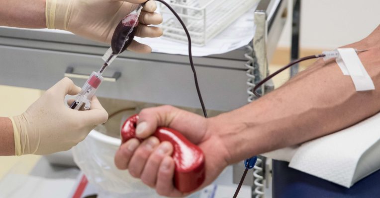 Wer sich gesund und fit fühlt, soll Blut spenden. Foto: Christian Charisius/dpa-Bildfunk