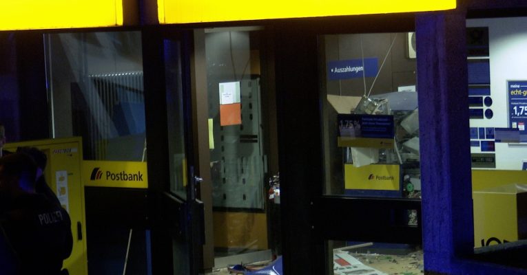 Der Vorraum der Postbank-Filiale wurde verwüstet. Foto: NonStopNews