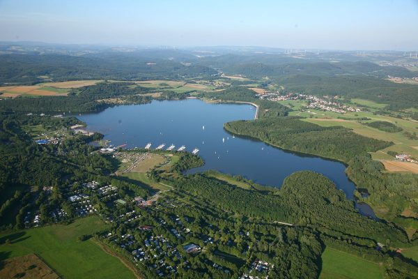 Der Center Parc am Bostalsee (hier zu sehen) schließt heute (16. März 2020). Symbolfoto: Wikimedia Commons/Tourist-Information Sankt Wendeler Land/CC3.0-Lizenz (Bild unverändert)