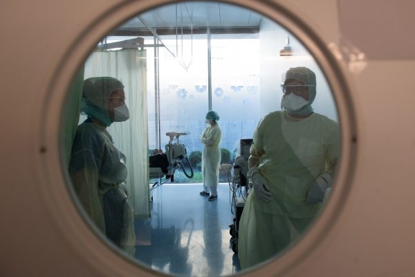 In den Kliniken im Saarland laufen die Vorbereitungen für mehr Patienten, die mit dem Coronavirus infiziert wurden. Alessandro Crinari/dpa-Bildfunk
