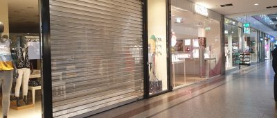 Aufgrund der aktuellen Coronakrise müssen im Saarland ab dem heutigen Mittwoch (18.03.2020) zahlreiche Geschäfte schließen. Auch im Saarparkcenter in Neunkirchen blieben viele Läden heute geschlossen. Foto: Brandon-Lee Posse