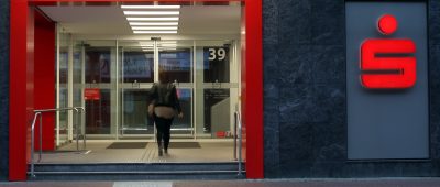 Trotz aktuell vorübergehender Schließungen von Bankfilialen im Saarland ist die Bargeldversorgung hierzulande gesichert. Symbolfoto: Ina Fassbender/dpa-Bildfunk